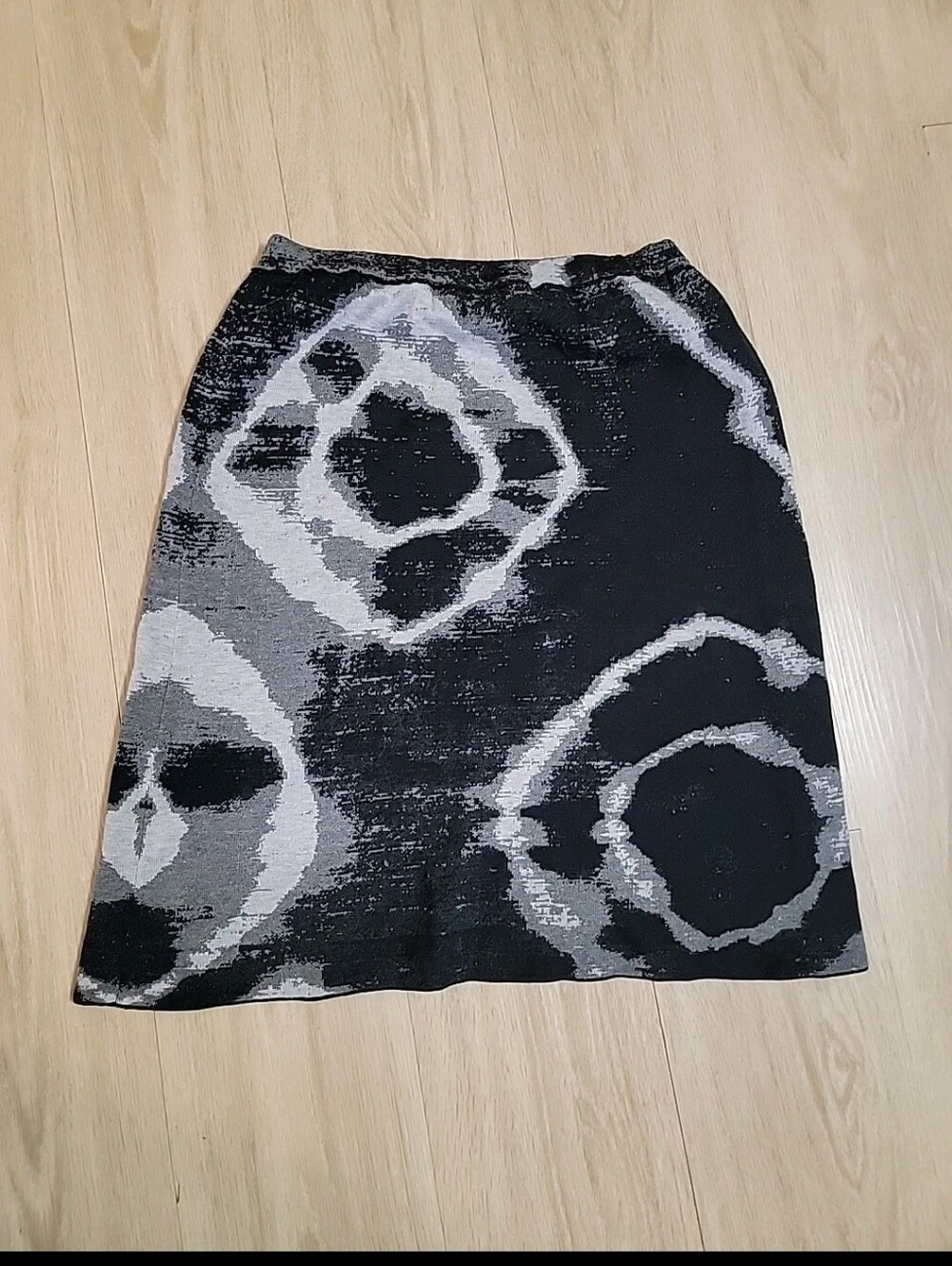Peruvian Connection Black and Gray Abstract Print Knit Skirt